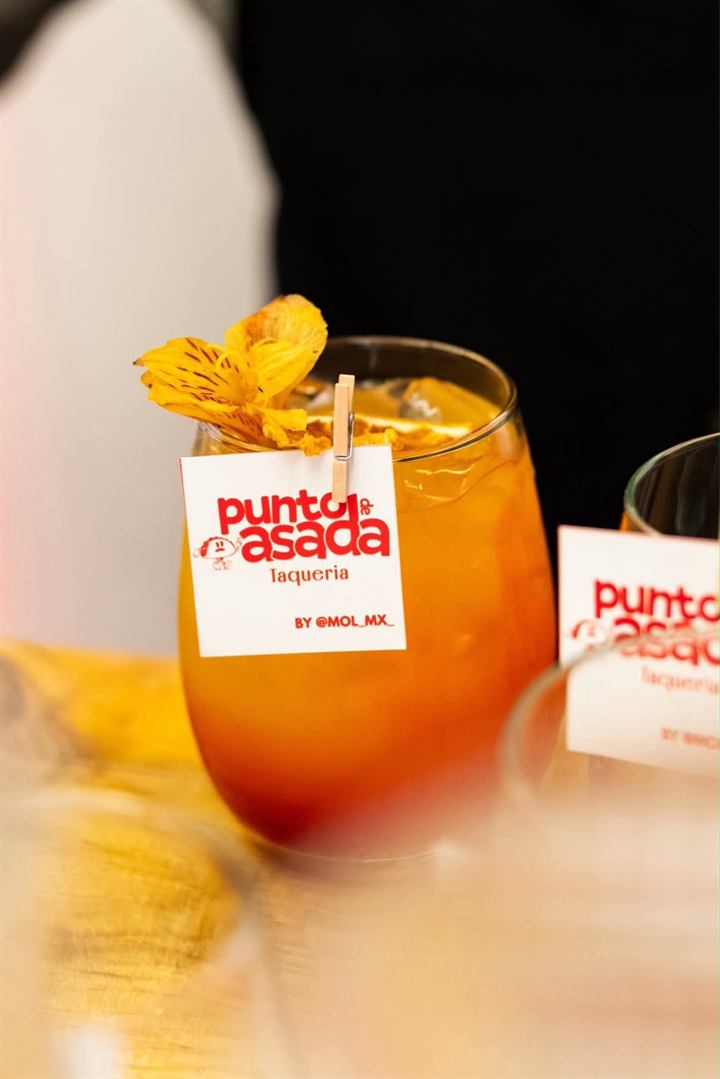 Cócteles con drinks tag con el logo de una empresa